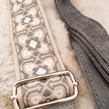 Lade das Bild in den Galerie-Viewer, Crossbody bag M <br> Wildleder + 1 Extragurt gratis