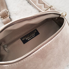 Lade das Bild in den Galerie-Viewer, Crossbody bag M <br> Wildleder + 1 Extragurt gratis