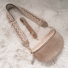 Lade das Bild in den Galerie-Viewer, Crossbody bag M <br> Wildleder + 1 Extragurt gratis