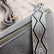 Lade das Bild in den Galerie-Viewer, Crossbody bag Gr. M <br> versch. Farben + Handykette