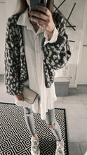 Lade das Bild in den Galerie-Viewer, Cardigan "leo" <br> versch. Farben