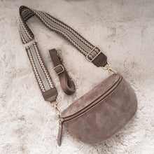 Lade das Bild in den Galerie-Viewer, Crossbody bag M <br> Wildleder + 1 Extragurt gratis
