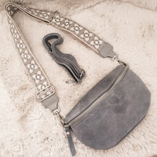 Lade das Bild in den Galerie-Viewer, Crossbody bag M &lt;br&gt; Wildleder + 1 Extragurt gratis
