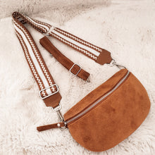 Lade das Bild in den Galerie-Viewer, Crossbody bag M &lt;br&gt; Wildleder + 1 Extragurt gratis
