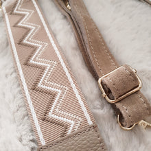 Lade das Bild in den Galerie-Viewer, Crossbody bag M &lt;br&gt; Wildleder + 1 Extragurt gratis
