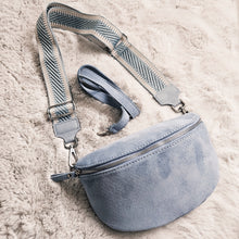 Lade das Bild in den Galerie-Viewer, Crossbody bag M &lt;br&gt; Wildleder + 1 Gurt gratis
