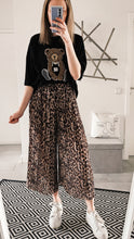 Lade das Bild in den Galerie-Viewer, Plissehose &quot;we-love-leo&quot;
