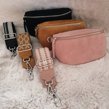 Lade das Bild in den Galerie-Viewer, Crossbody bag M &lt;br&gt; Wildleder + 1 Extragurt gratis
