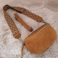 Lade das Bild in den Galerie-Viewer, Crossbody bag M &lt;br&gt; Wildleder + 1 Extragurt gratis
