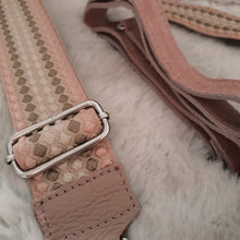 Lade das Bild in den Galerie-Viewer, Crossbody bag M &lt;br&gt; Wildleder + 1 Extragurt gratis
