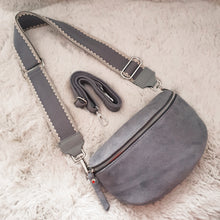 Lade das Bild in den Galerie-Viewer, Crossbody bag M &lt;br&gt; Wildleder + 1 Extragurt gratis
