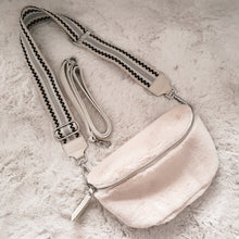 Lade das Bild in den Galerie-Viewer, Crossbody bag M &lt;br&gt; soft + 1 Extragurt gratis
