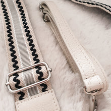 Lade das Bild in den Galerie-Viewer, Crossbody bag M &lt;br&gt; soft + 1 Extragurt gratis
