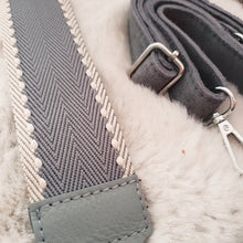 Lade das Bild in den Galerie-Viewer, Crossbody bag M &lt;br&gt; Wildleder + 1 Extragurt gratis
