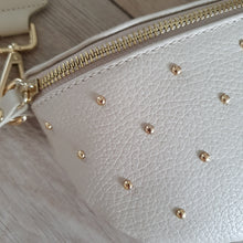 Lade das Bild in den Galerie-Viewer, Crossbody bag S mit Nieten &lt;br&gt; + 1 Extragurt gratis
