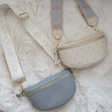 Lade das Bild in den Galerie-Viewer, Crossbody bag S mit Nieten &lt;br&gt; + 1 Extragurt gratis
