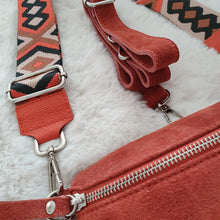 Lade das Bild in den Galerie-Viewer, Crossbody bag S &lt;br&gt; Wildleder + 1 Extragurt gratis
