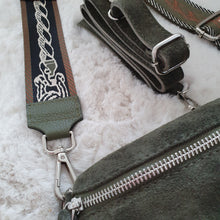 Lade das Bild in den Galerie-Viewer, Crossbody bag S &lt;br&gt; Wildleder + 1 Extragurt gratis
