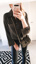 Lade das Bild in den Galerie-Viewer, Wildleder Crossbody bag
