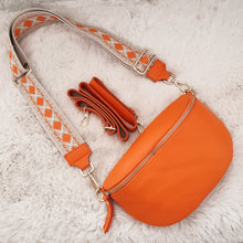 Lade das Bild in den Galerie-Viewer, Crossbody bag M &lt;br&gt; Leder + 1 Extragurt gratis
